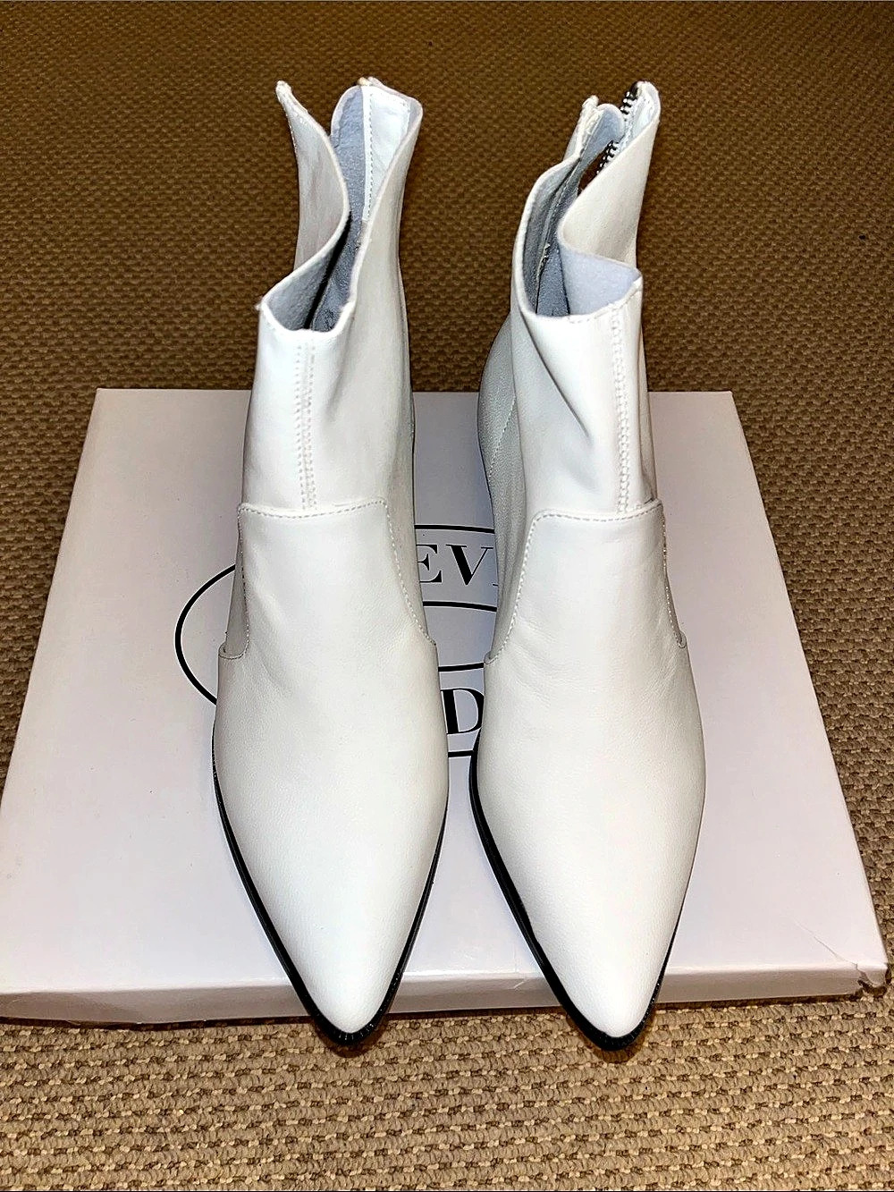 Steve Madden Cafe Pointed Toe Ankle Boots in White US 7 brand new, never worn